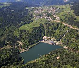 Naturenergie aus dem Schwarzwald kommt vom Kraftwerk und Stausee bei Häusern