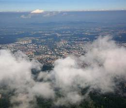 Hoch über dem Schwarzwald geht der Blick durch die Wolken nach Freiburg