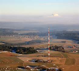 Der Bergalinger Turm auf dem Hotzenwald. Aus dem Nebel des Rheintals steigt die Dampffahne des KKW Leibstadt.