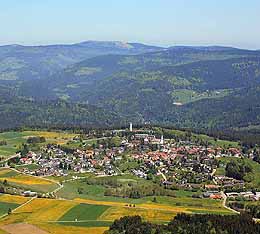 Auf den Höhen des Hotzenwaldes: Höchenschwand und im Hintergrund der Feldberg