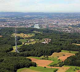 Flug über den Dinkelberg mit St. Chrischonaturm und Basel im Hintergrund