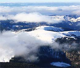 Das schneebedeckte Feldbergmassiv, rechts unten der zugefrorene Feldsee