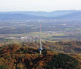 Aussicht vom Kaiserstuhl ber die Breisgauer Bucht und Freiburg auf die Schwarzwaldberge